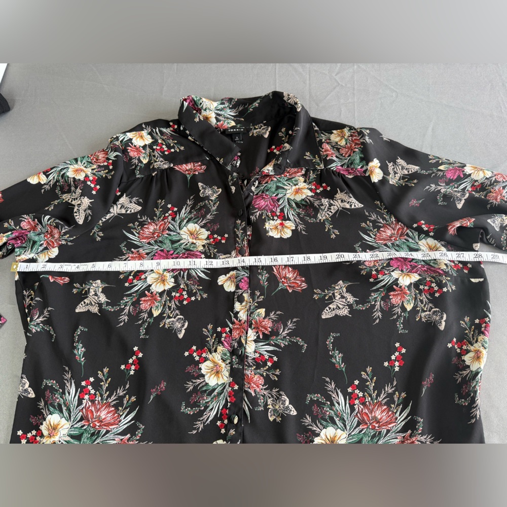 Torrid Floral & Butterfly Button-Front Blouse – Plus Size 3 - Picture 3 of 9